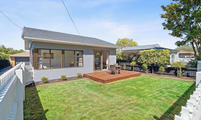 Christchurch Cottage | Entire House with Deck and Garden Overlooking Park