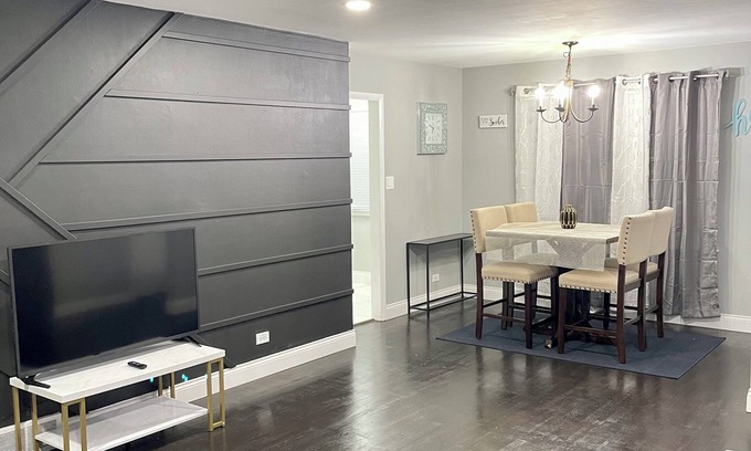 Chicago Heights House | Entire Luxurious Home. Free parking+Fast Wi-Fi Central Location. Private Getaway