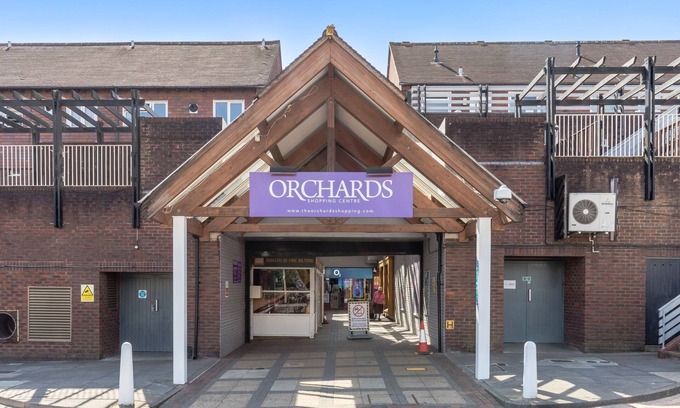 Haywards Heath Apartment | Entire luxury apartment in the middle of town with private parking!