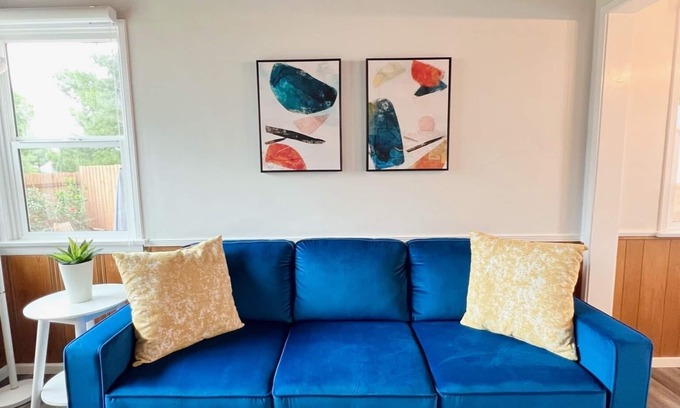 La Crescenta-Montrose House | Entire mid-century modern 1/1 house with garage