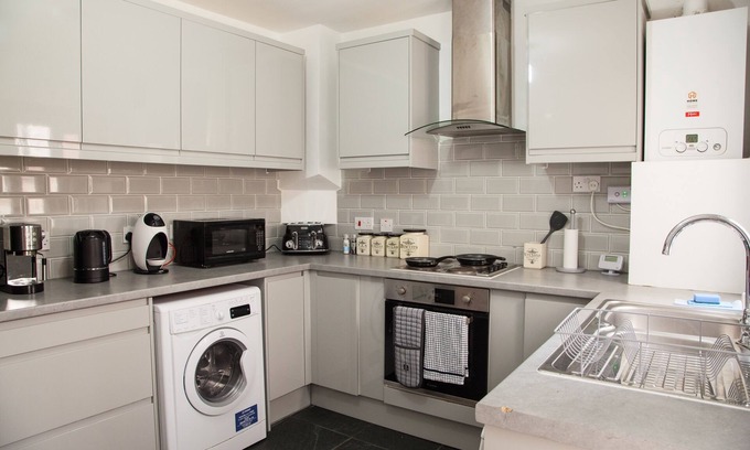 Belle Vue House | Entire Modern Home in Manchester For You