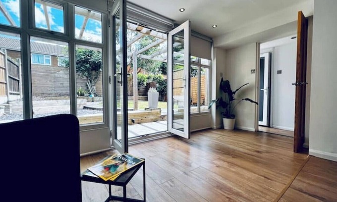 Tamworth House | Entire Modern House in Tamworth | 2 Double Beds + Parking