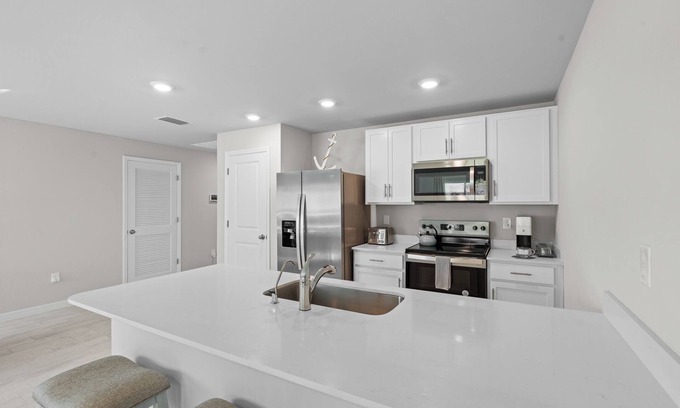 Sunshine House | Entire New House with Office Space-WiFi, Near JetBlue Park & RSW Airport!