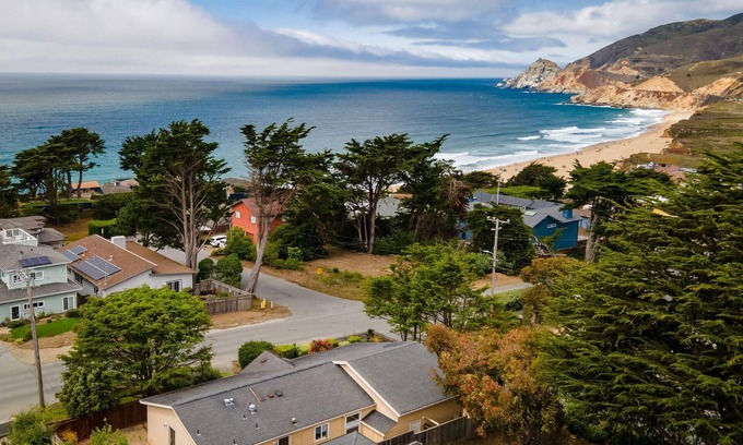 Montara House | Entire Ocean View Home – Walk to the Beach, Trails, Restaurants & More
