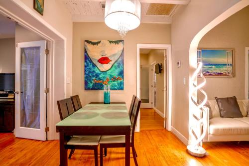 Seybold House | Entire private Beautiful 2 Bedroom plus Den House with gated front&back yard and Free parking 10min drive to Miami Beach