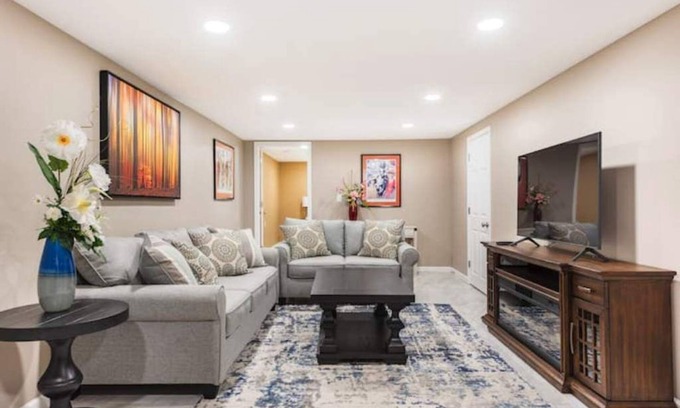 Buechel House | Entire Private Family Home - Minutes to Expo Center, Bourbon Tours, Derby