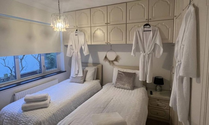 Westcliff-on-Sea House | Entire property in Southend & Luxury Jacuzzi Pool, Wi-fi, Parking