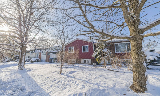 Chambly House | Entire Renovated 5BDR House in Chambly, ALL NEW! Swimming pool
