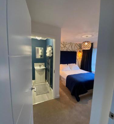 East End Apartment | Entire Spacious 3-Bed Family Home, City Centre, Free Parking, Garden