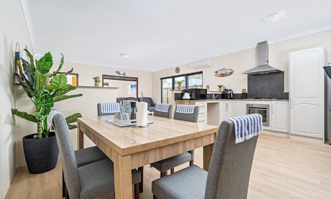 Beachlands House | Entire Spacious 4 BR Home near Beach, Foreshore, City Centre- Fantastic Location