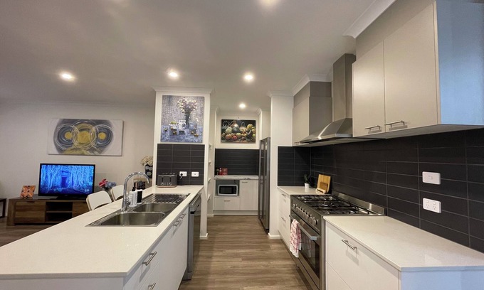 Wallan House | Entire Spacious Modern 5 bedroom Family friendly home in Wallan