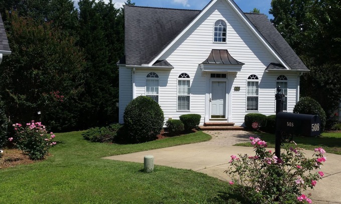 Fuquay-Varina House | Entire tidy and cozy 2/1 home in prime location