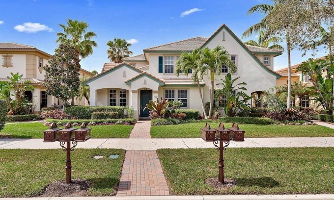 Palm Beach Gardens House | Entire Townhouse gorgeous clean -Palm Beach 2Bed/2Bath w/garage.