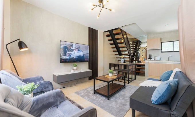 Cebu House | Entire Townhome 3BR & 3BA Best for Groups with Parking, Washer, WiFi and Netflix