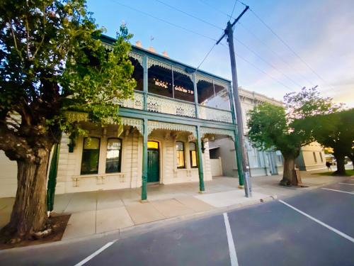Echuca Apartment | Entire Townhouse in Heart of Echuca's Port CBD - Treehouse Hideouts - 15 guest capacity