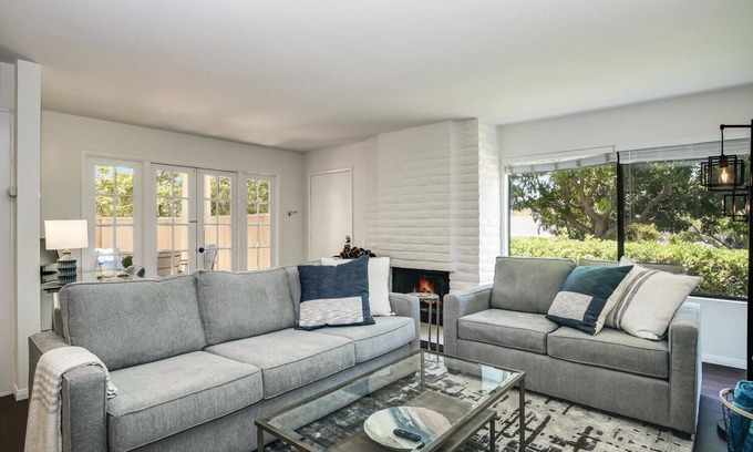 University City House | Entire Townhouse- Medical Stays- Vacation- Families