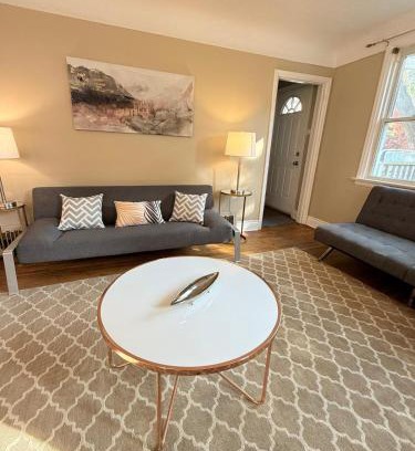 Burlington House | Entire Two Bedrooms Bungalow- Walking distance to Burlington Downtown- Sleeps 6