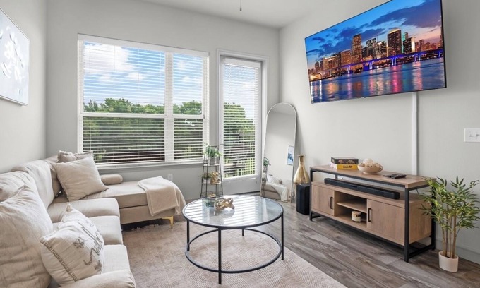 Cedar Crest Apartment | Entire Unit Downtown Dallas, Texas - City Views near Convention center