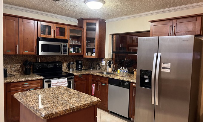 Survey Creek House | Entire Vacation Waterfront 3/2 home, Huge Backyard for Family or Remote working