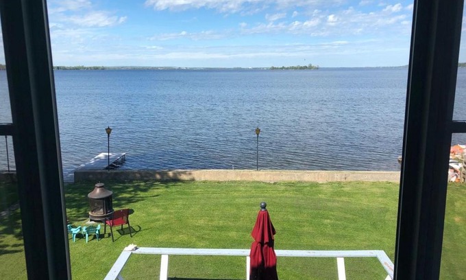 Carrying Place House | Entire waterfront cottage in carrying place