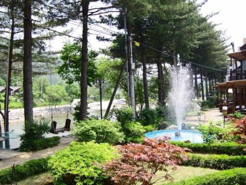 Heungjeonggyegok House | Eoullim Pension - Moonlight Yard