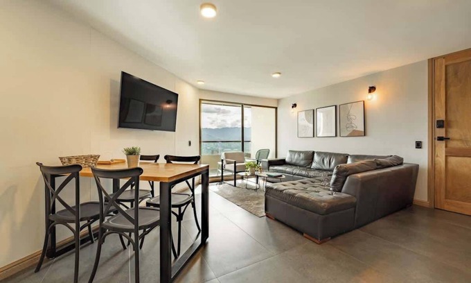 Los Naranjos Apartment | |EP| Spacious 2BR Apt Near Tesoro Mall, ACs,Gym