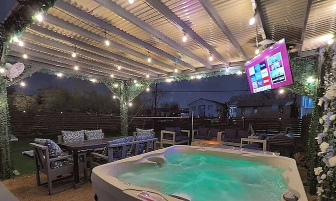 Midtown House | EPIC Backyard-Hot Tub-Near DWTN -Games-Sleeps 16