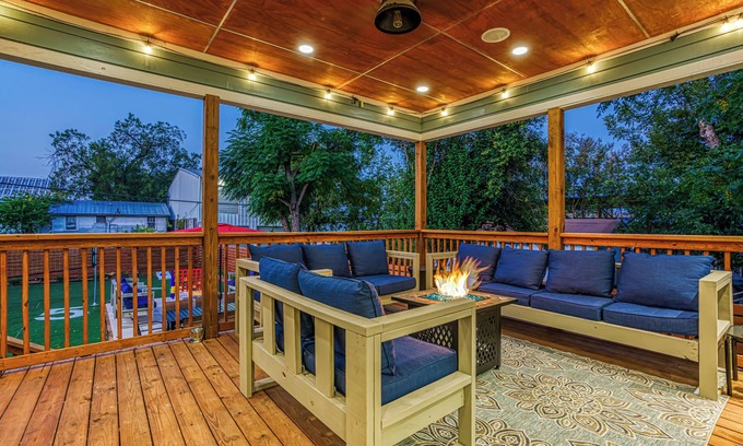 Midtown House | EPIC Backyard-Hot Tub-Near DWTN -Games-Sleeps 16 - New Listing!