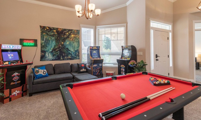 Redding House | 🔥EPIC Executive Luxury! ❤️Arcades🕹 Jacuzzi 🌊 Pool 🎱