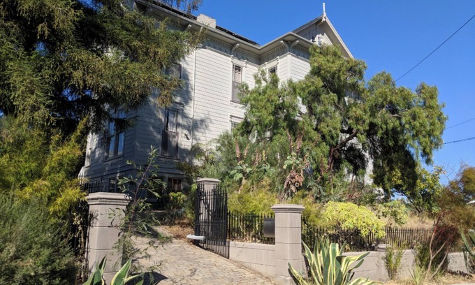 Oakland House | Epic Mansion, gardens, art 2