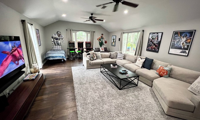Grand Prairie House | Epic MOVIE ROOM Escape by Rangers & AT&T Stadium, Six Flags, and DFW Airport!
