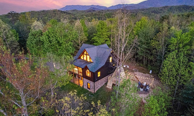 Cosby Cabin | EPIC Outdoor Adventure Park*HotTub*FirePit*Secluded