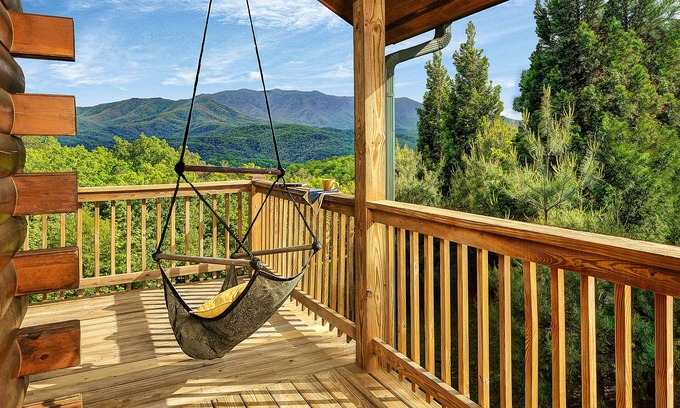 Gatlinburg - Pigeon Forge Cabin | EPIC SMOKY'S VIEW! Luxurious and Cozy cabin ! Coveted Location- 5 min. to town,
