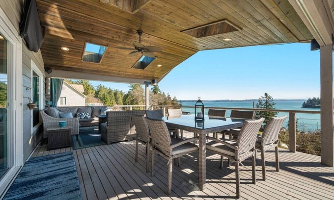 Home House | Epic Views: Hot Tub, 3BR/3BA, Sleeps10, Remote Retreat!