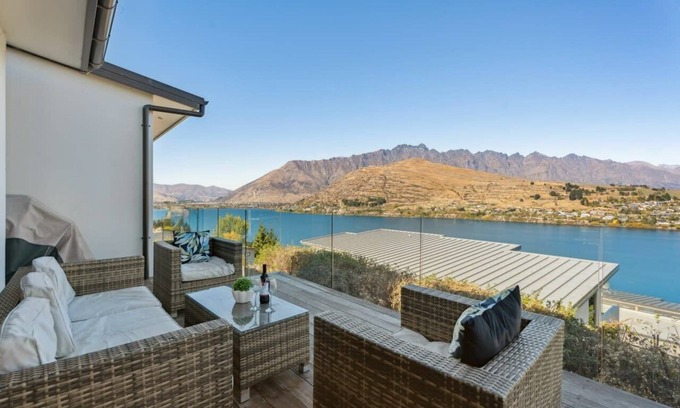 Queenstown House | EPIC Views, Huge Deck, Sleeps 8