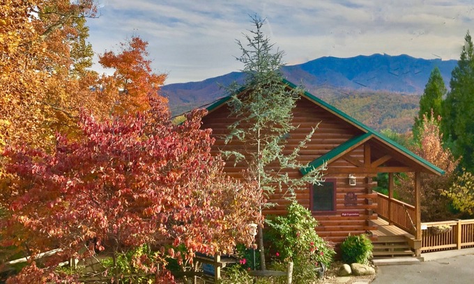 Gatlinburg - Pigeon Forge Cabin | EPIC VIEWS in Idyllic Location! Artwork as memorable as views! Luxury & Comfort