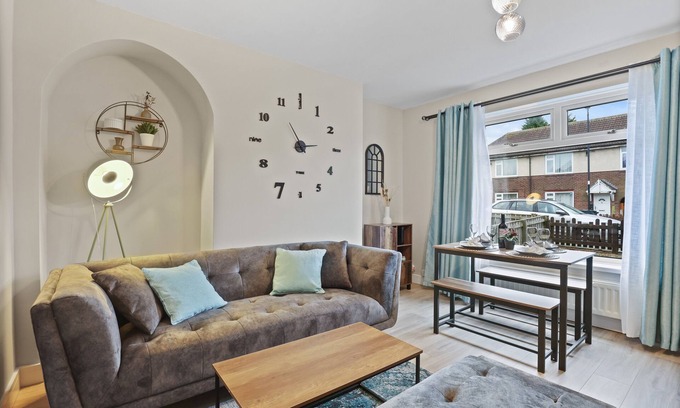 Newcastle-upon-Tyne House | Equipped & Cozy: Fast WiFi, Smart TV, Full Kitchen