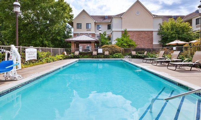 Utica Condo | Equipped Suite | Free Daily Breakfast, 24h Business Center + Seasonal Pool
