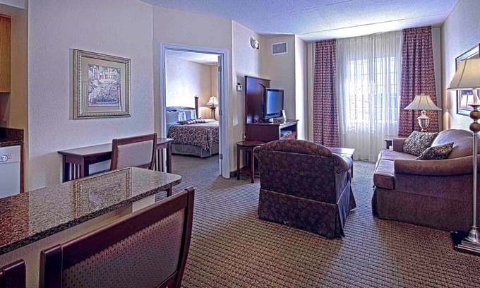 Graysville Condo | Equipped Suite Near Hamilton Place Mall | Indoor Pool + Gym Access