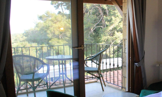 Yesilyurt Koyu Hotel | Erguvanlı Ev
