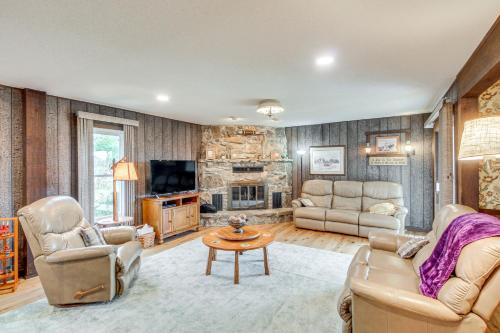 Neosho County House | Erie Farmhouse with Fire Pit and Grill Pets Welcome!