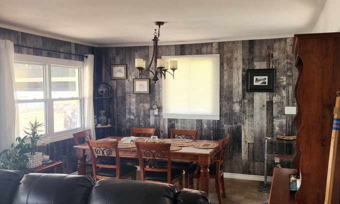 Amherstburg House | Erie Moon on the beach. A comfy cozy waterfront home in Amherstburg Ont.