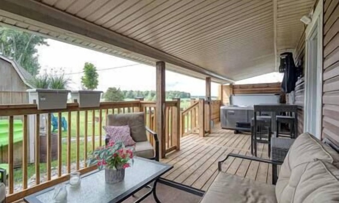 Selkirk House | Erie Shores Retreat, sleeps 6, Erie Shores Retreat