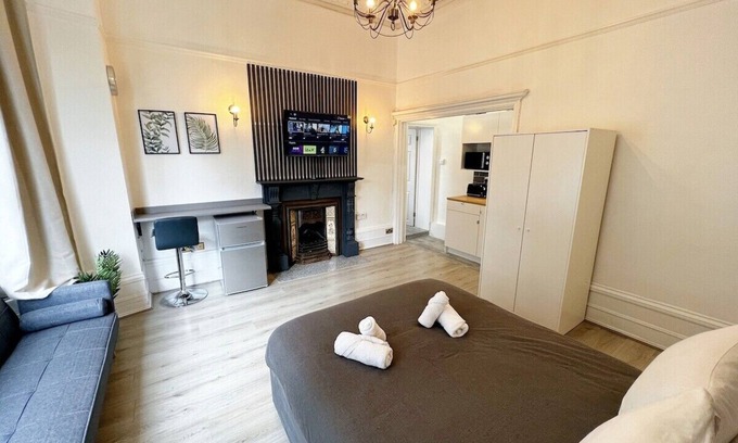 Waddon House | Erin Court Mansions - Suite 10