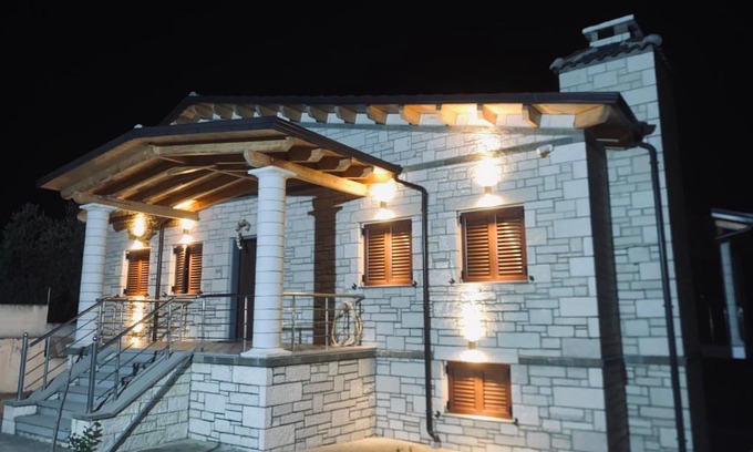 Mbrostar-Urë Apartment | Ervis Villa