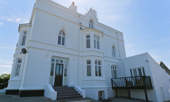 Menai Bridge Apartment | Eryl Mor - a coastal that sleeps 14 guests in 7 bedrooms