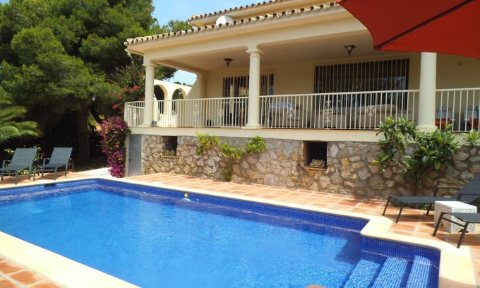 Marbella Villa | CABOPINO GOLF VILLA & POOL 15 MINS WALK TO PORT/ANDYS BEACH/BARS/RESTAURANTS