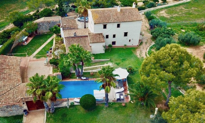 Castellet i la Gornal Villa | Holiday cottages surrounded by olive trees, grapevines and horses
