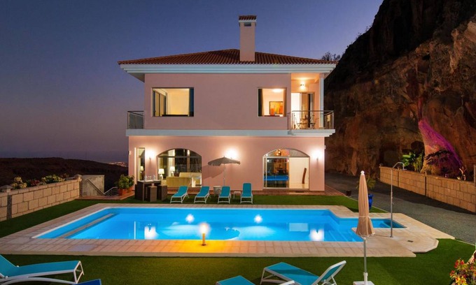 Monte Leon Villa | 420 m² Villa ∙ 3 bedrooms ∙ 12 guests