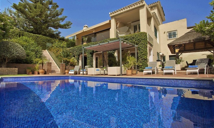 Calahonda Villa | Luxury 5 Bed Villa - HEATED Pool-Jacuzzi-Outdoor Kitchen-Pergola-Table Tennis